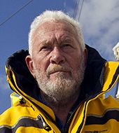 Robin Knox Johnston : une légende vivante de la voile en solitaire 