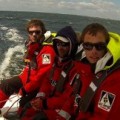 3 surfeurs à bord de Gwalaz, trimaran éco-conçu